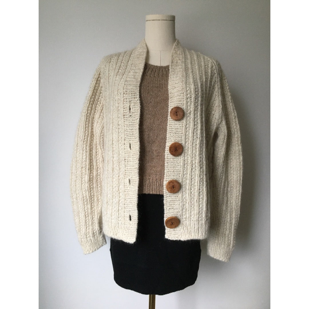 Mannequin dressed in Kahlua Cardigan knit in Ramo Hint of Red