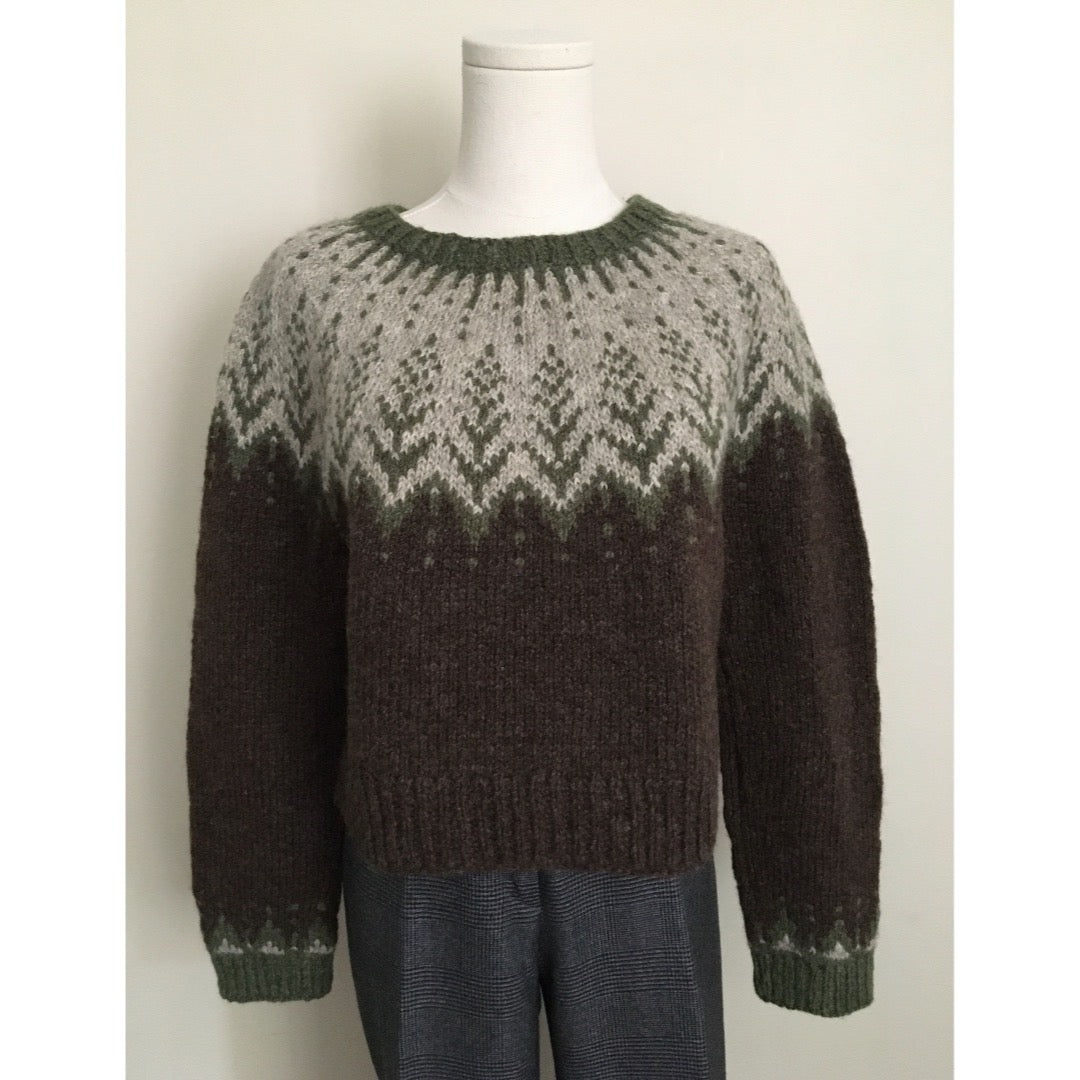 Three-coloured yoke sweater on mannequin